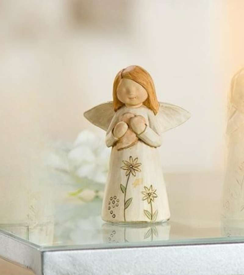 Engel med hjerte og gul blomst OnlyByGrace