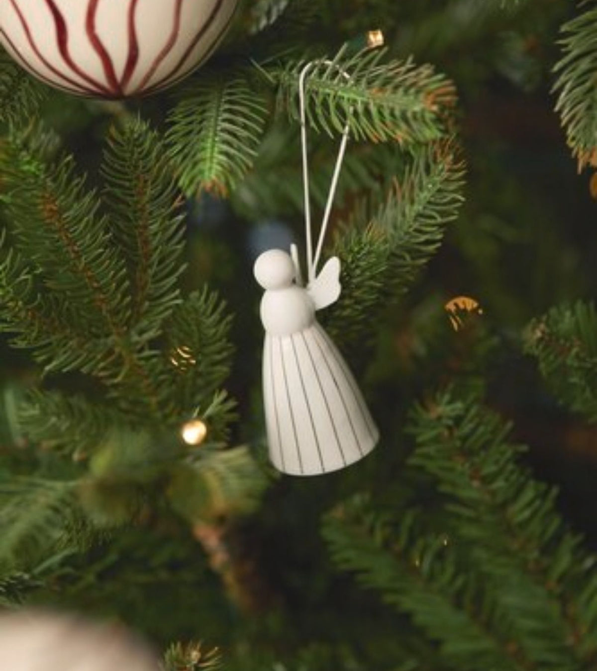 Engel ophæng, Hvidt porcelæn