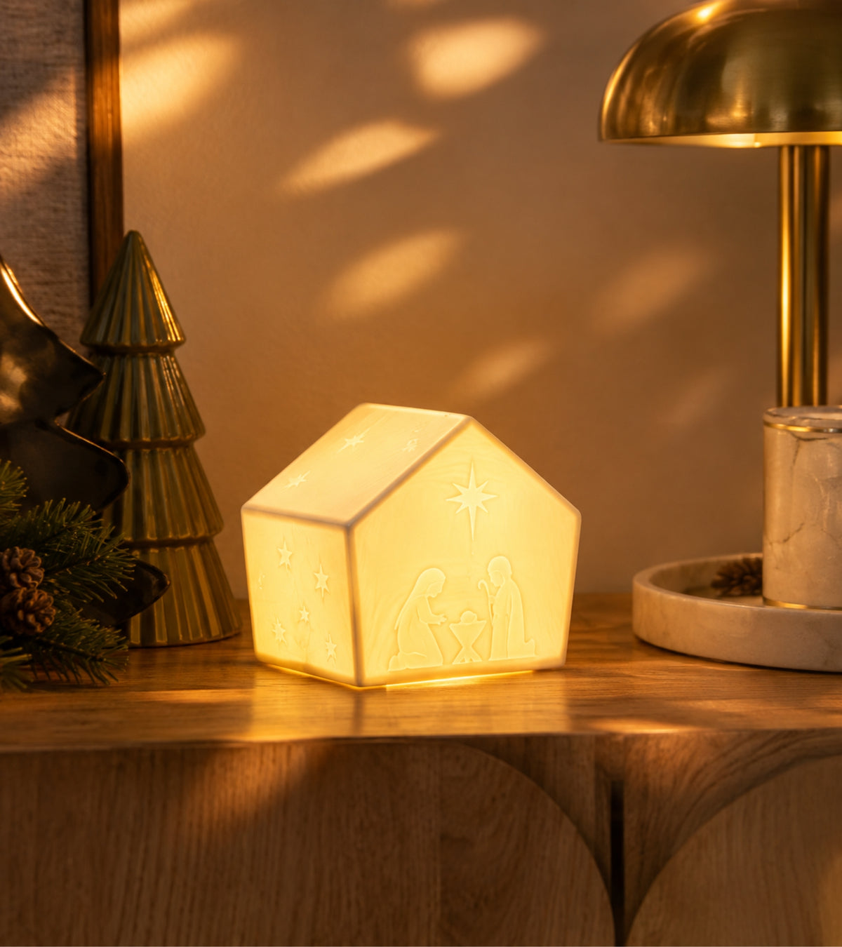 Julekrybbe i hvidt porcelæn med LED lys