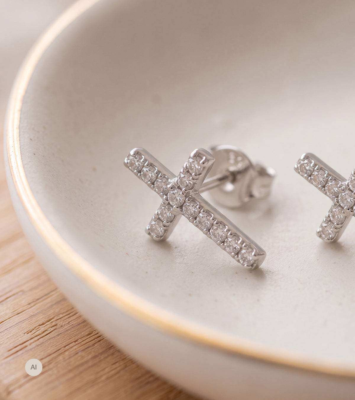 Ørestikker med kors i rhodineret sølv, 10x6 mm
