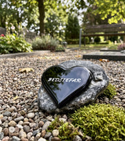 BESTEFAR, Svart Glasshjerte På Granittstein