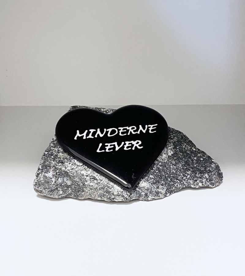 Minderne Lever, Sort Glashjerte På Granitsten