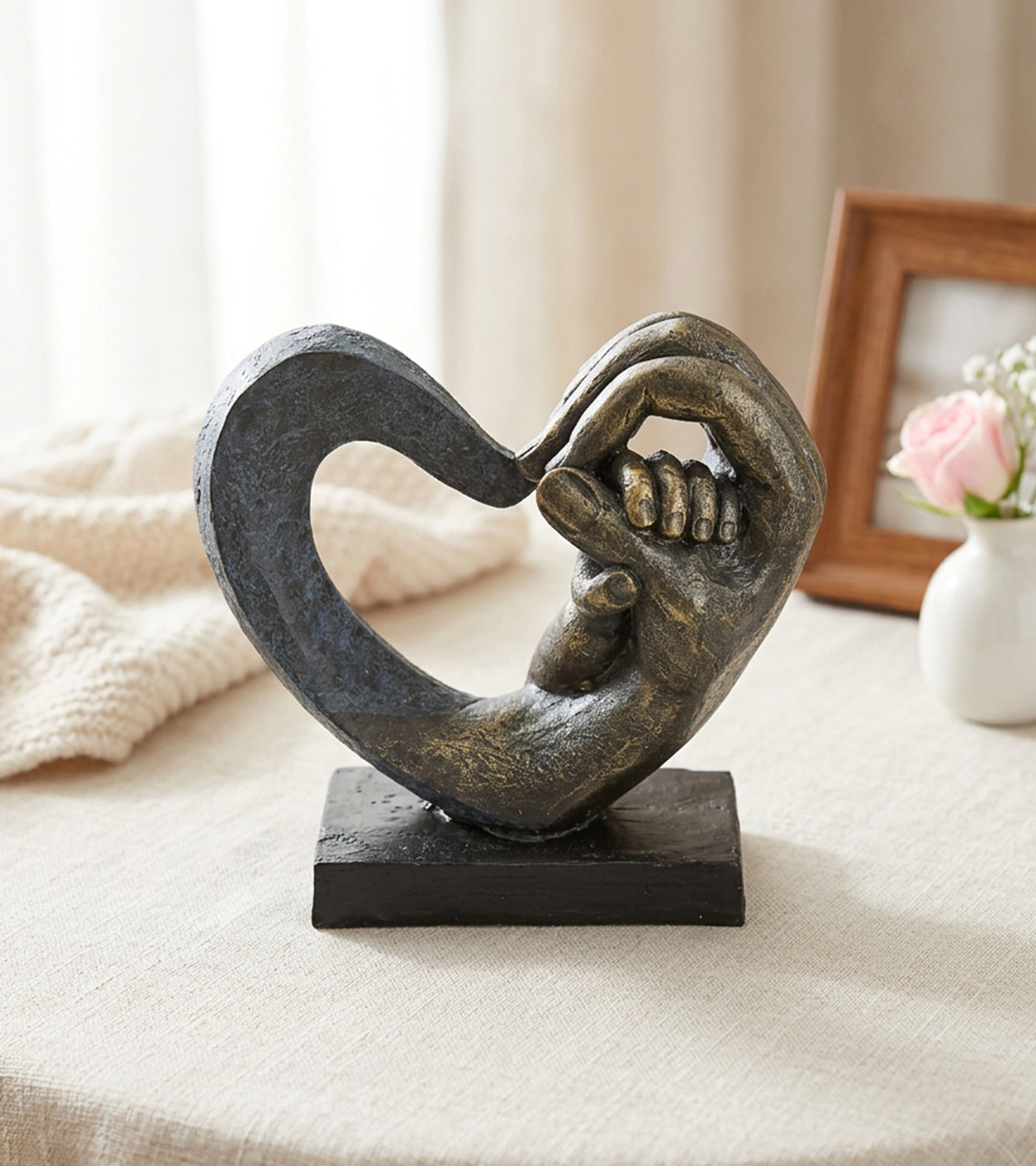 Skulptur, Hjerte med barn og voksen hænder